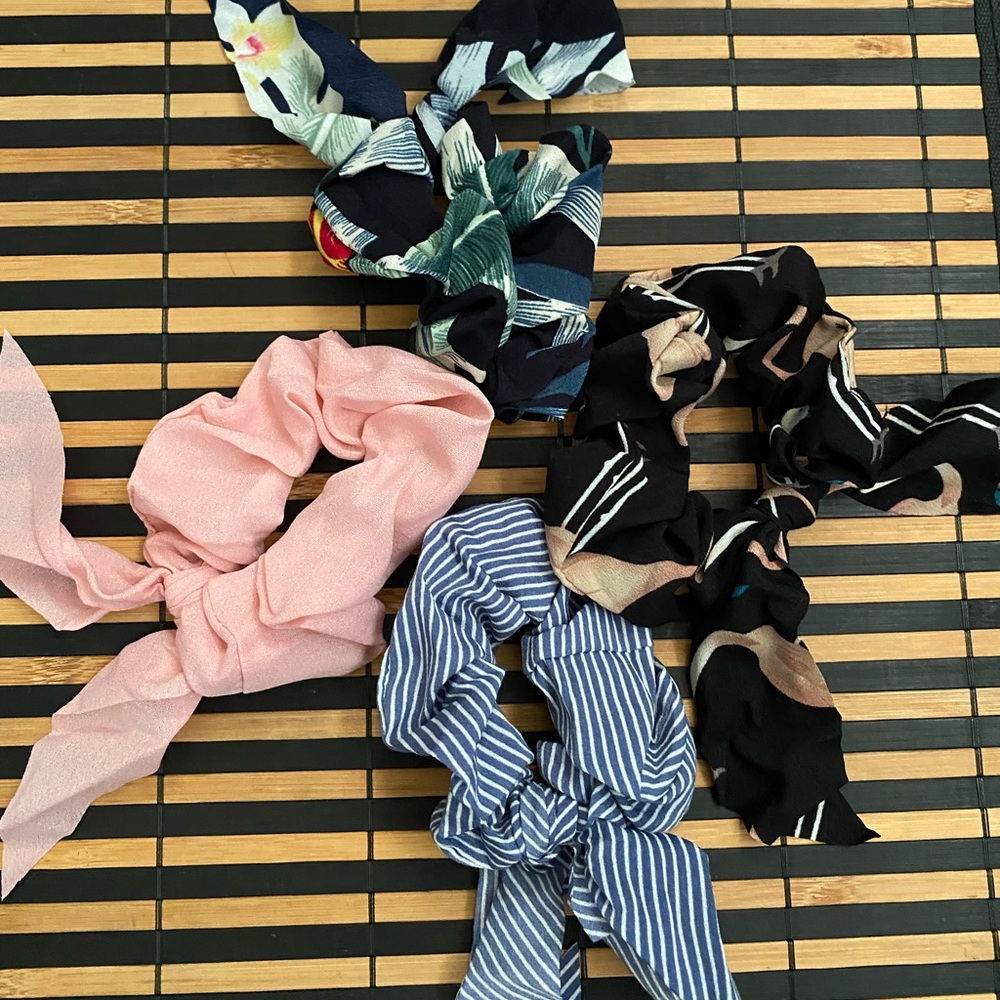 4 New stretchy bow scrunchies